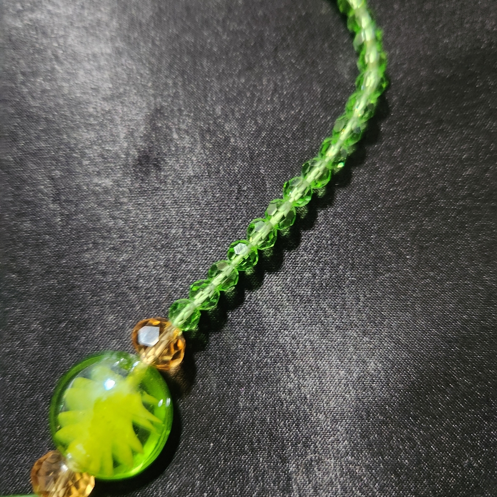 Green Floral Glass Bead Necklace - Picture 5 of 9